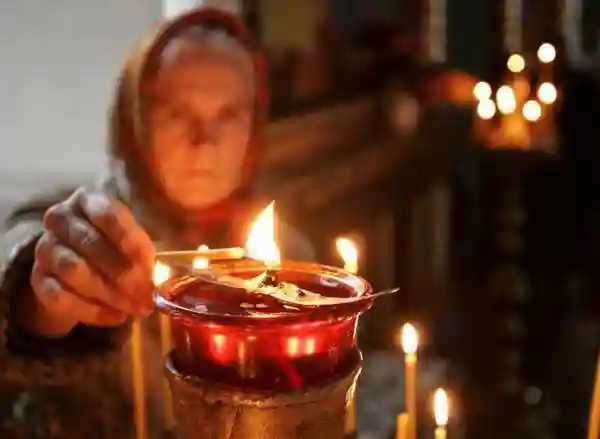 Вот почему нельзя в церкви поджигать свою свечу от рядом стоящей